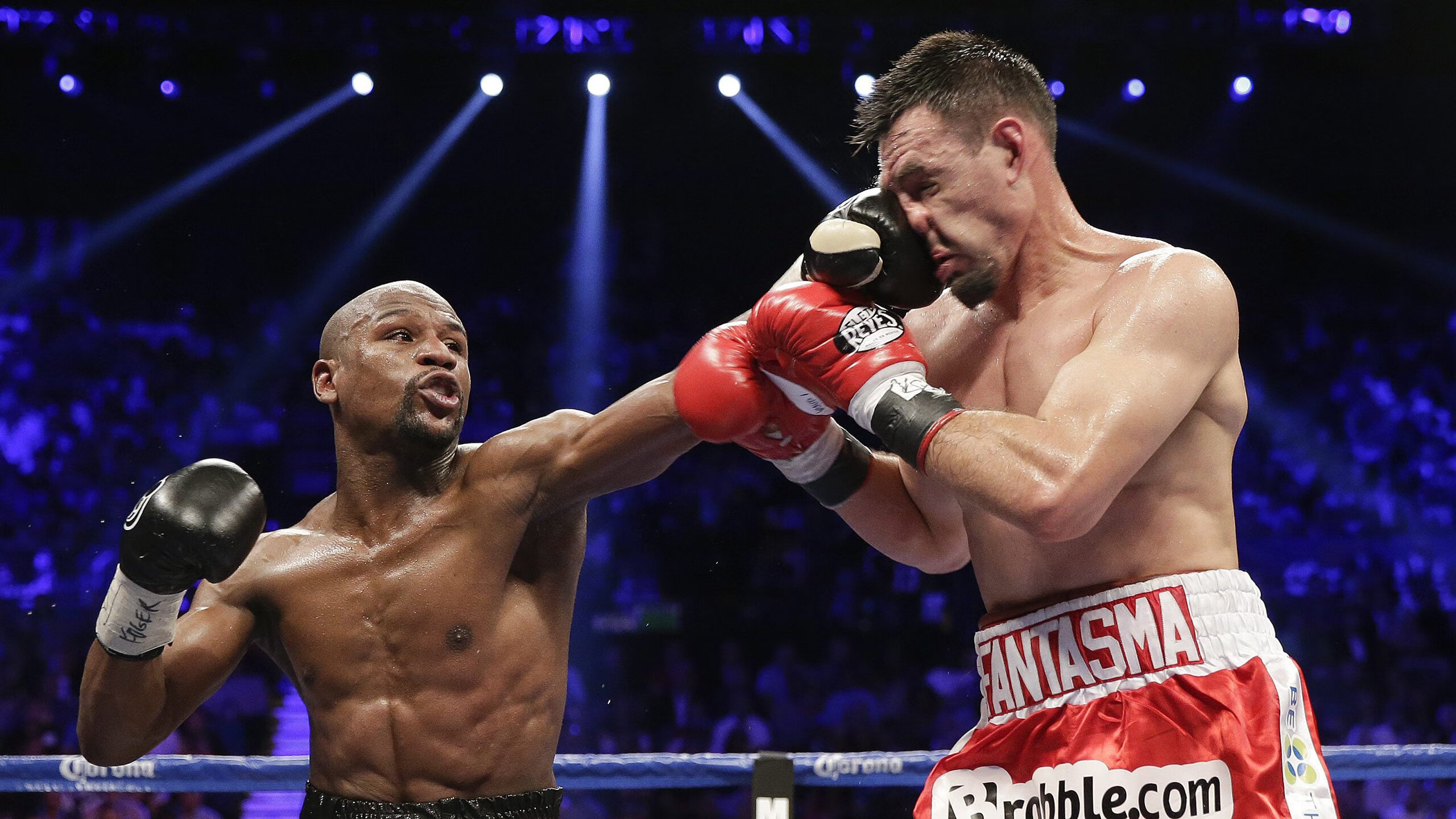 kaiyun.com-赛场“激情燃烧”_欧冠夜晚的难忘瞬间,欧冠精彩片段